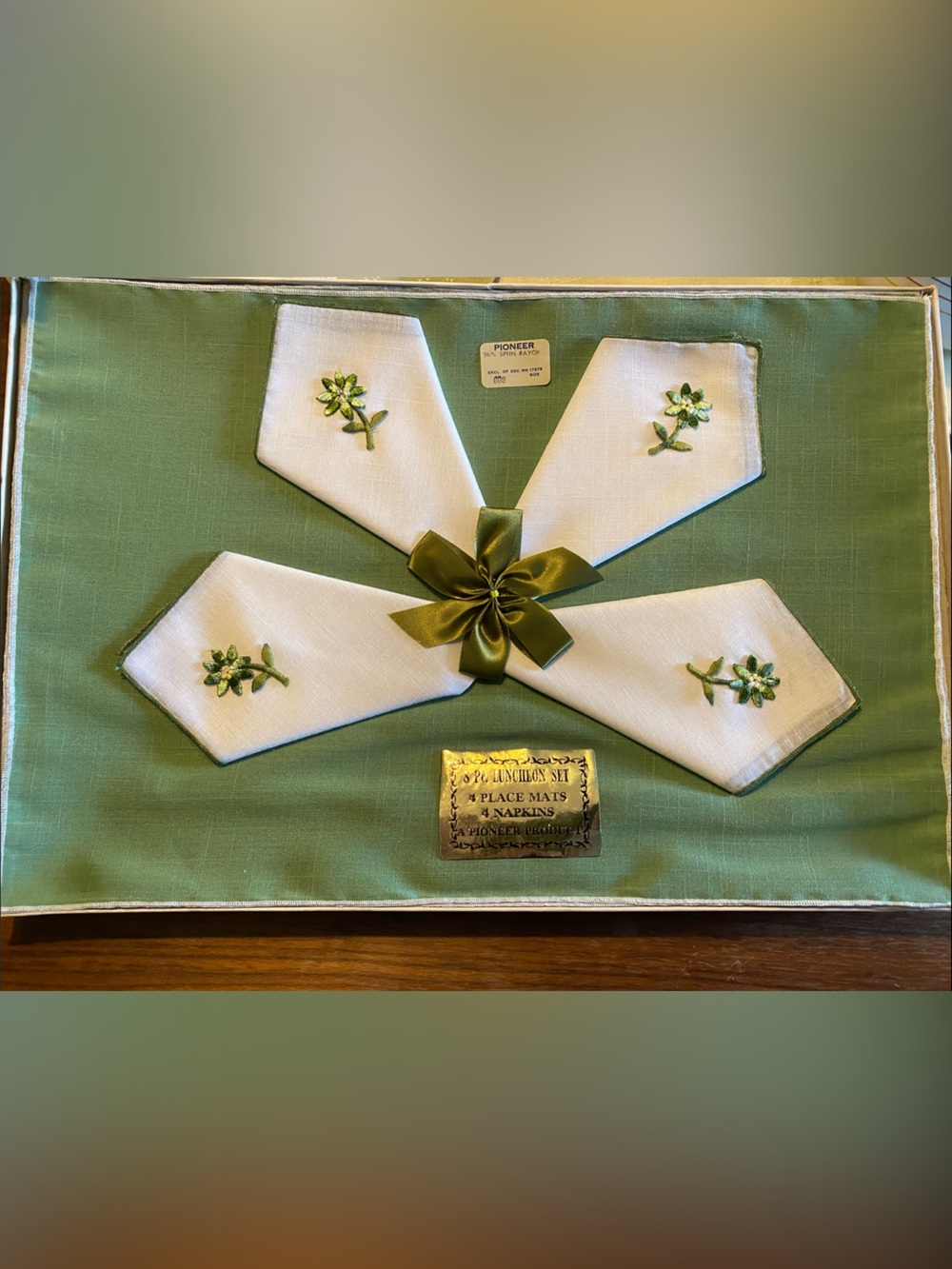 Vintage Pioneer Green & White Embroidered Floral Napkin and Placemat Set